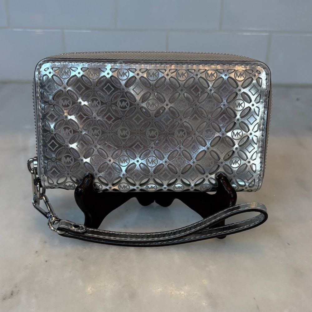 Michael Kors Wallet Leather Jet Set Travel Medium Flower Perforated Metallic